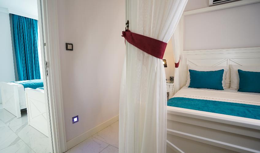 En fazla 4 yetişkin.