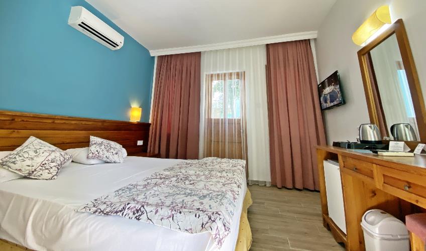 En fazla 2 yetişkin + 1 bebek (0-2 yaş).