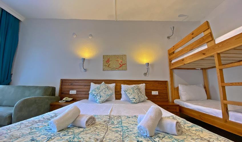 En az 2 yetişkin, En fazla 4 yetişkin.