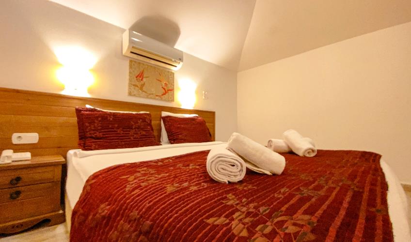 En fazla 4 yetişkin + 1 bebek (0-2 yaş).