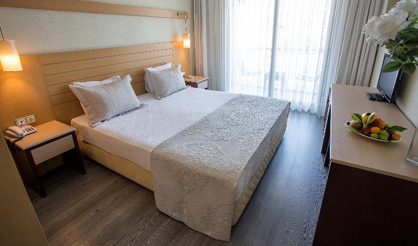 En fazla 4 yetişkin + 1 bebek (0-2 yaş).