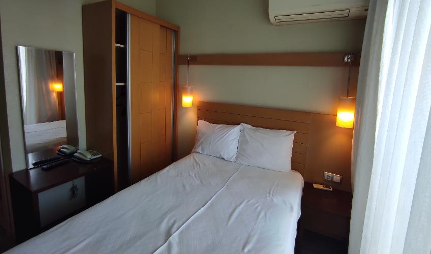 En fazla 1 yetişkin + 1 bebek (0-2 yaş).