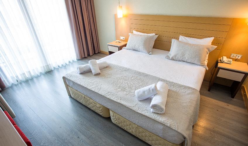 En fazla 3 yetişkin + 1 bebek (0-2 yaş).