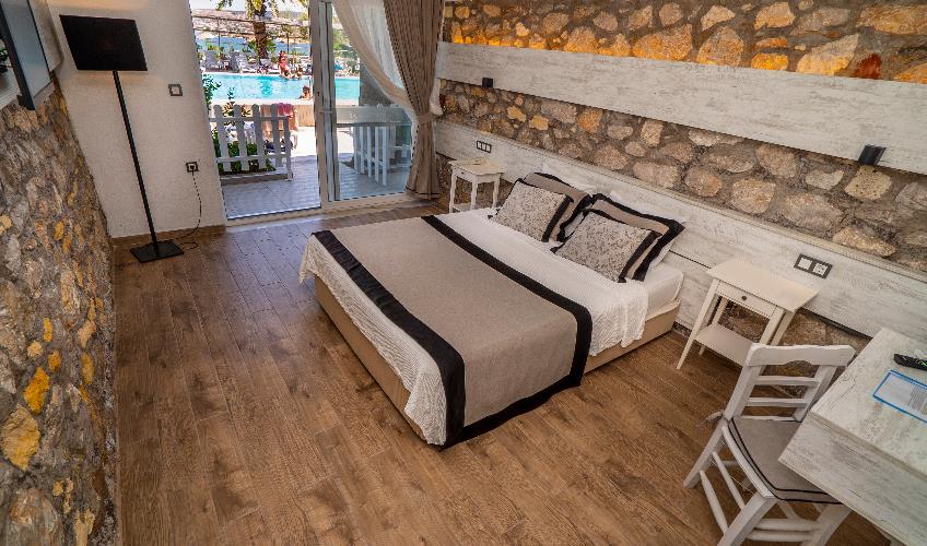 En fazla 3 yetişkin.