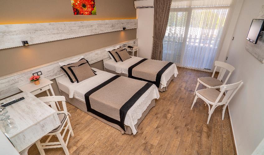 En fazla 3 yetişkin + 1 bebek (0-2 yaş) veya 2 yetişkin + 1 çocuk + 1 bebek (0-2 yaş).