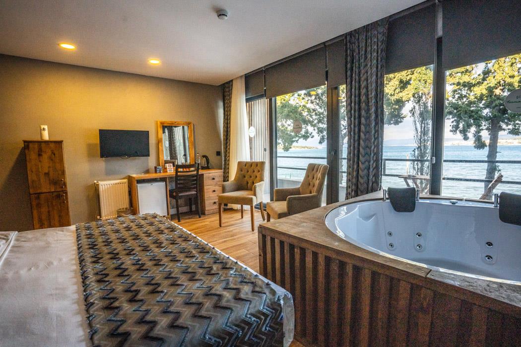 En fazla 2 yetişkin + 1 bebek (0-2 yaş) veya 1 yetişkin + 1 çocuk + 1 bebek (0-2 yaş).