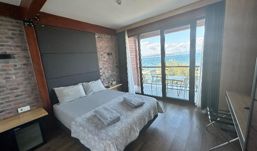 En fazla 2 yetişkin veya 1 yetişkin + 1 çocuk.