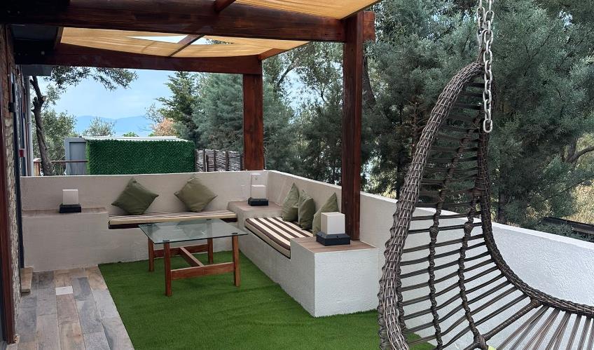 En fazla 3 yetişkin.