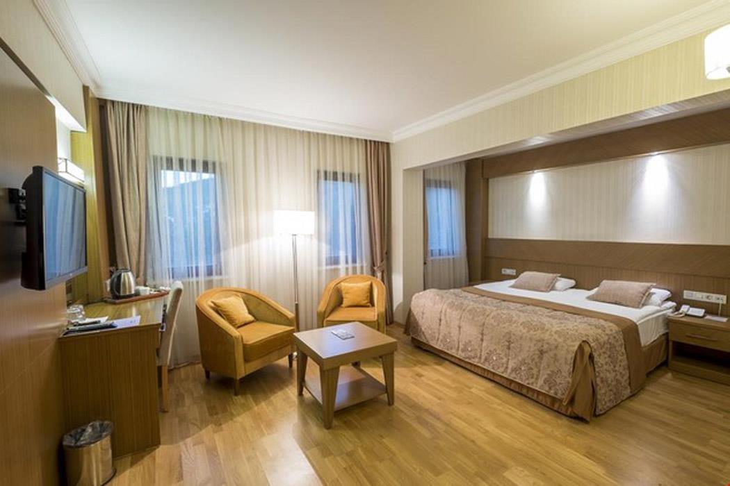 En fazla 3 yetişkin + 1 çocuk veya 2 yetişkin + 2 çocuk.