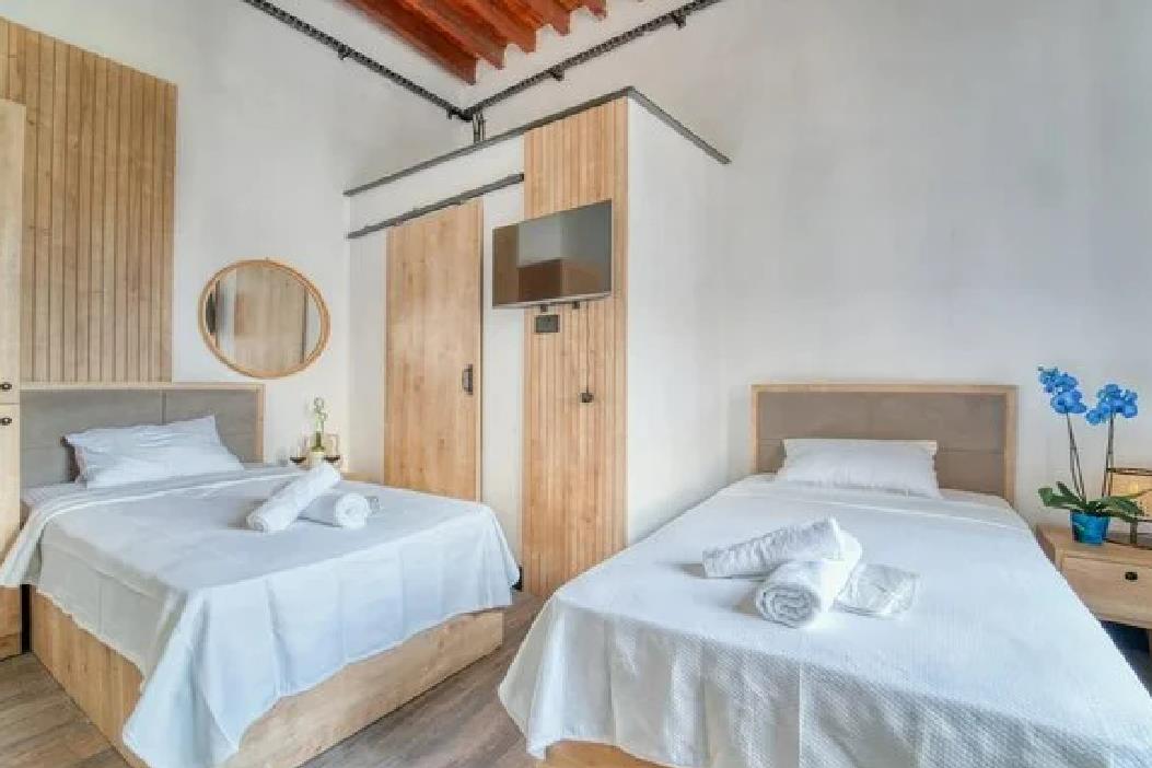 En fazla 2 yetişkin + 1 çocuk veya 1 yetişkin + 1 çocuk.