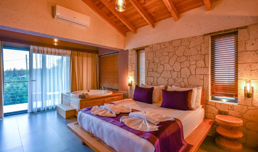 En fazla 4 yetişkin + 1 bebek (0-2 yaş) veya 3 yetişkin + 1 çocuk + 1 bebek (0-2 yaş).