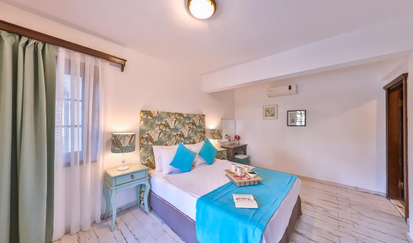 En fazla 3 yetişkin veya 2 yetişkin + 1 çocuk.