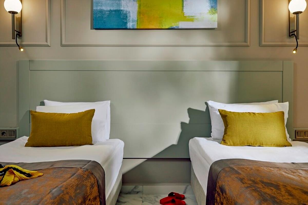 En fazla 3 yetişkin veya 2 yetişkin + 1 çocuk.