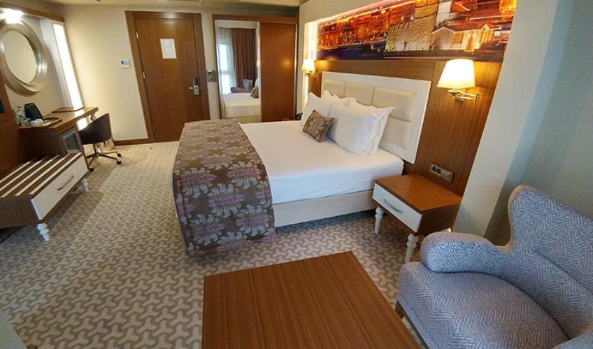 En fazla 1 yetişkin + 1 çocuk + 1 bebek (0-2 yaş).