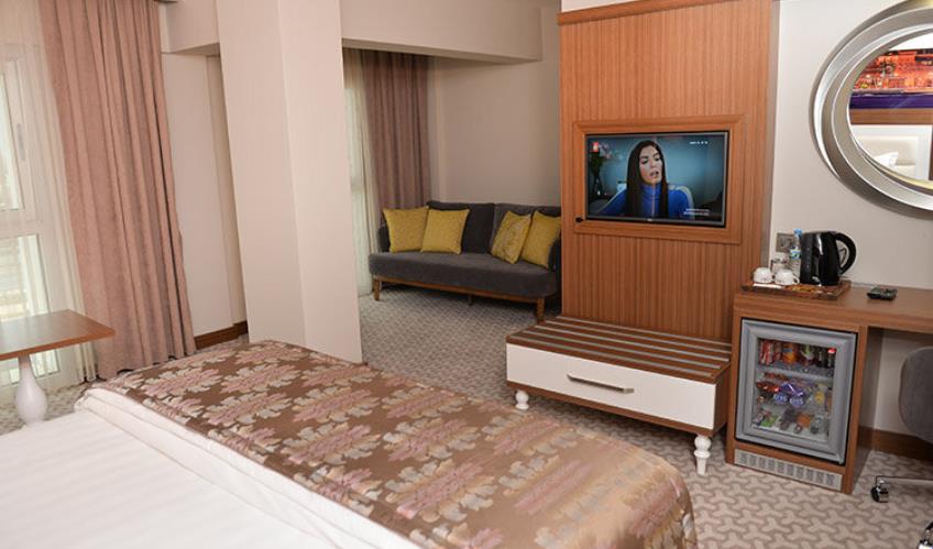 En az 2 yetişkin, En fazla 3 yetişkin.