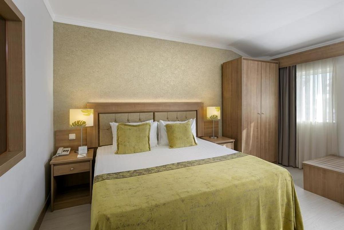 En az 3 yetişkin, En fazla 3 yetişkin + 2 çocuk.