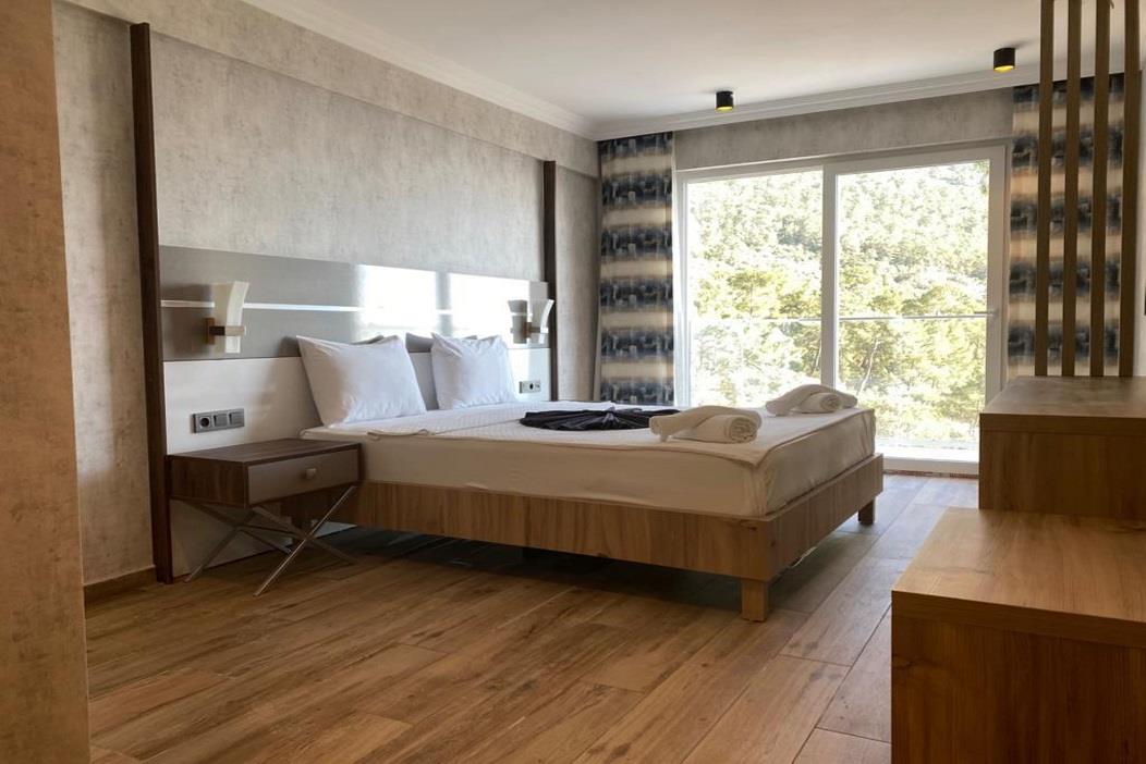 En fazla 3 yetişkin.