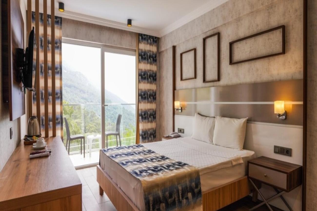 En fazla 3 yetişkin veya 2 yetişkin + 1 çocuk.