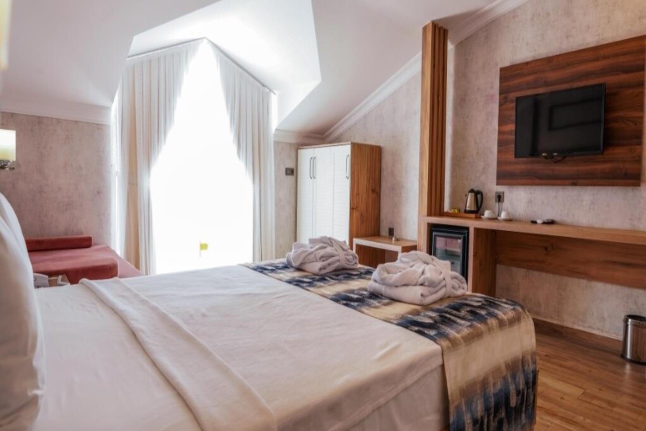 En az 2 yetişkin, En fazla 3 yetişkin veya 2 yetişkin + 1 çocuk.