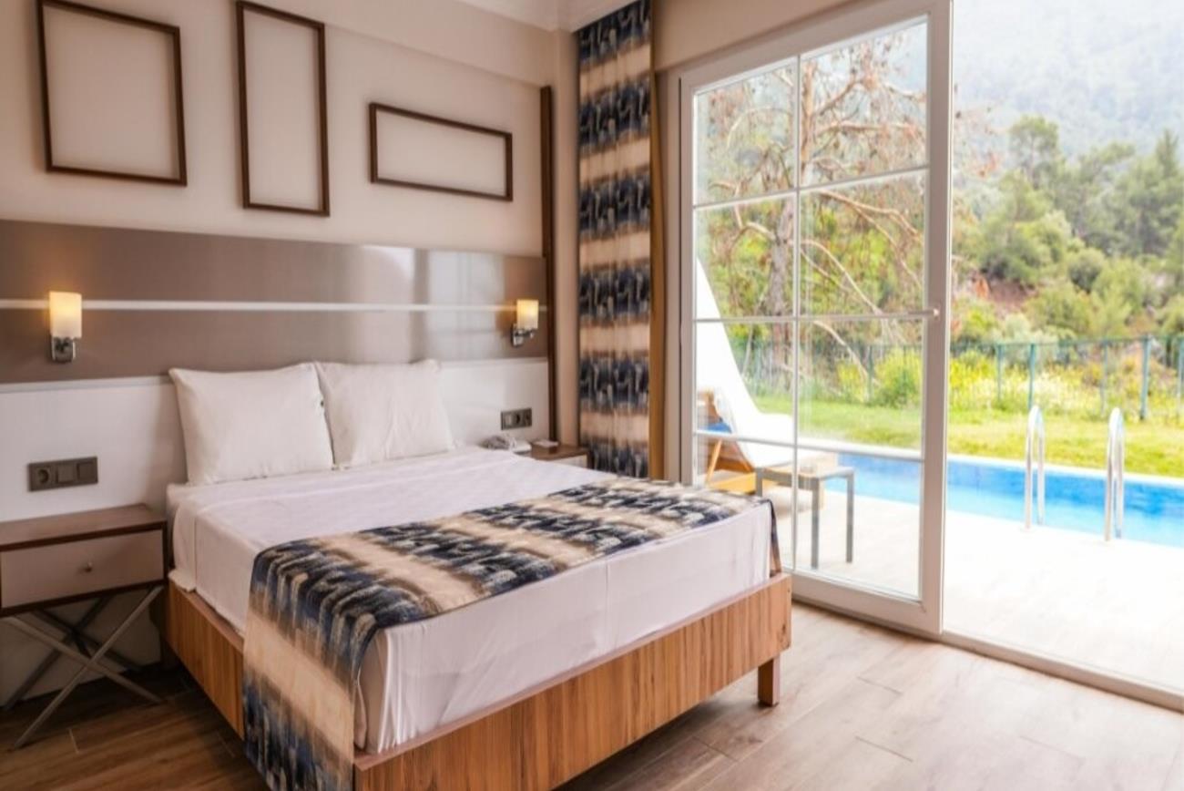 En fazla 3 yetişkin.