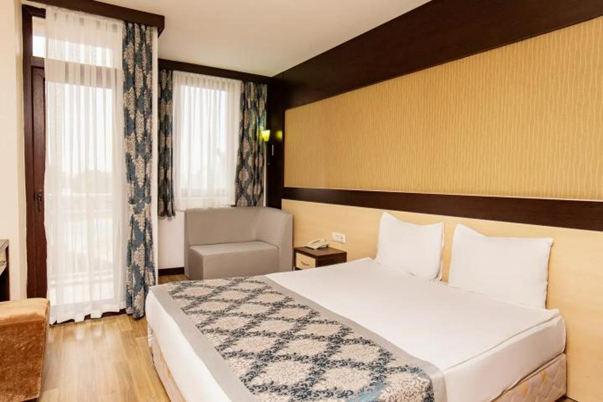 En fazla 3 yetişkin.