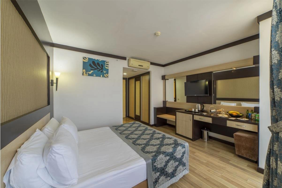 En fazla 3 yetişkin.