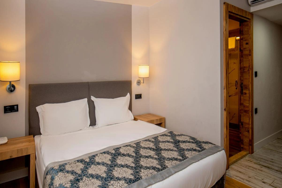 En az 2 yetişkin, En fazla 2 yetişkin.