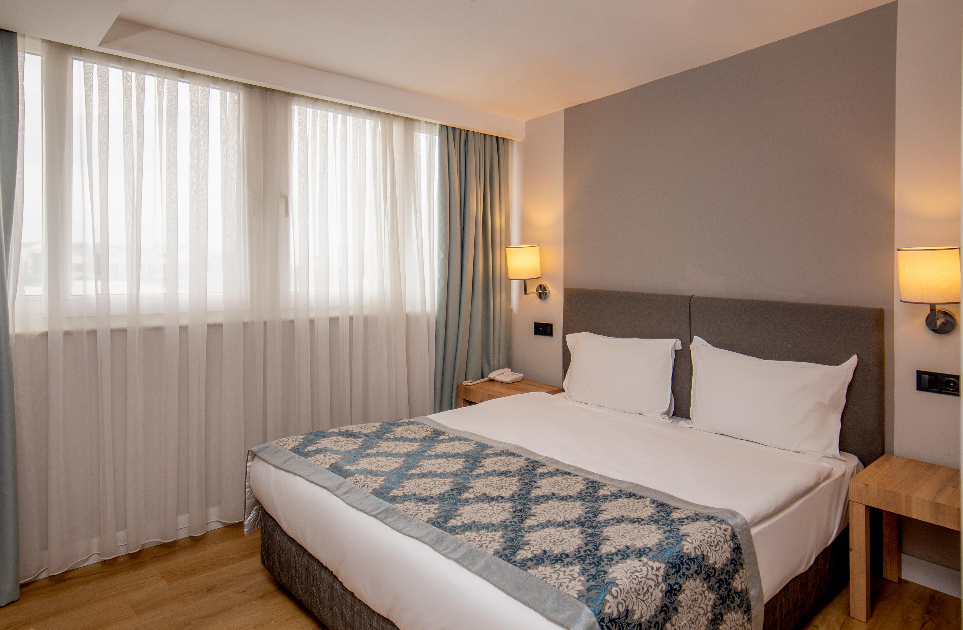 En az 2 yetişkin, En fazla 2 yetişkin.