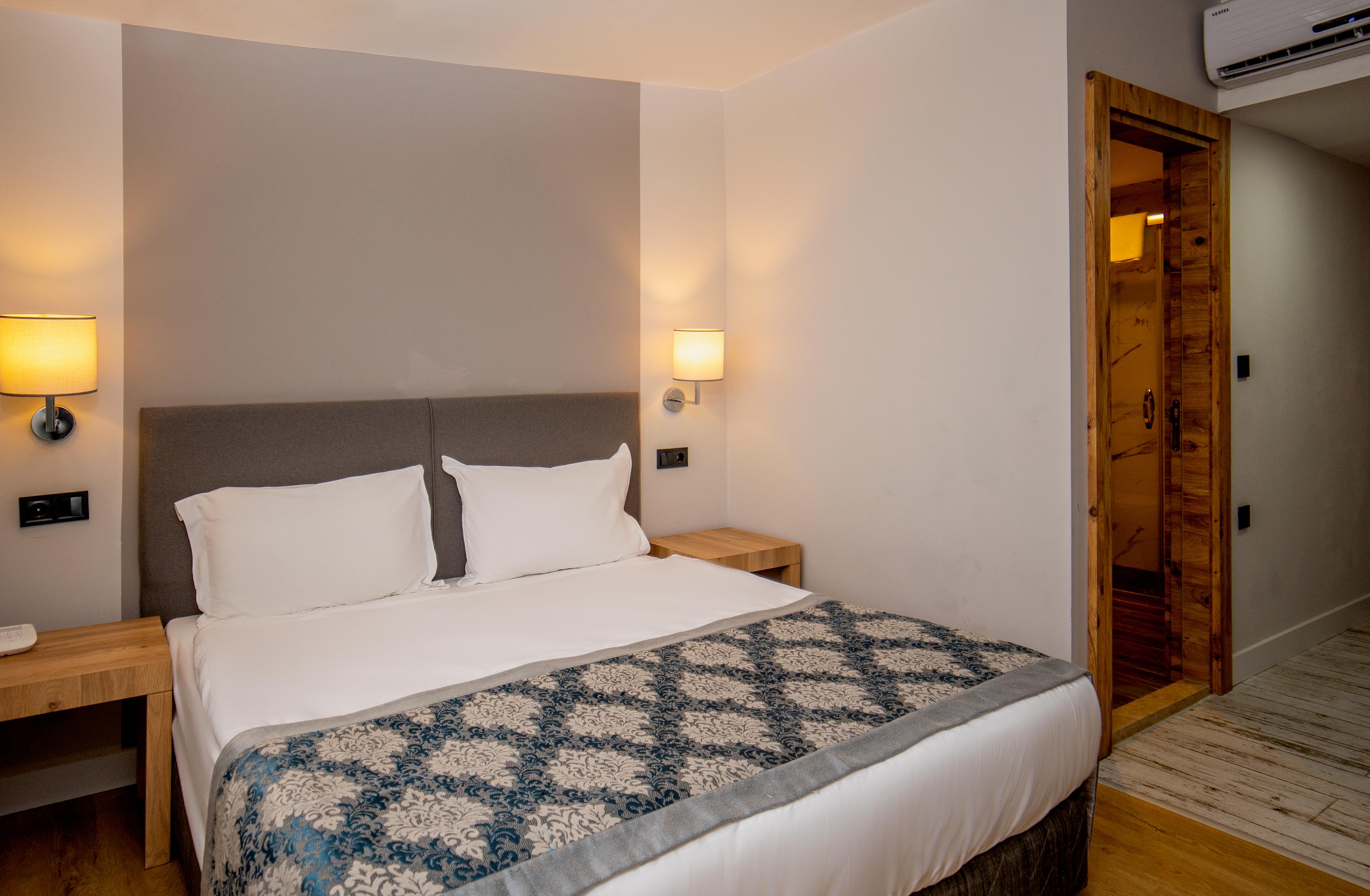 En fazla 3 yetişkin.