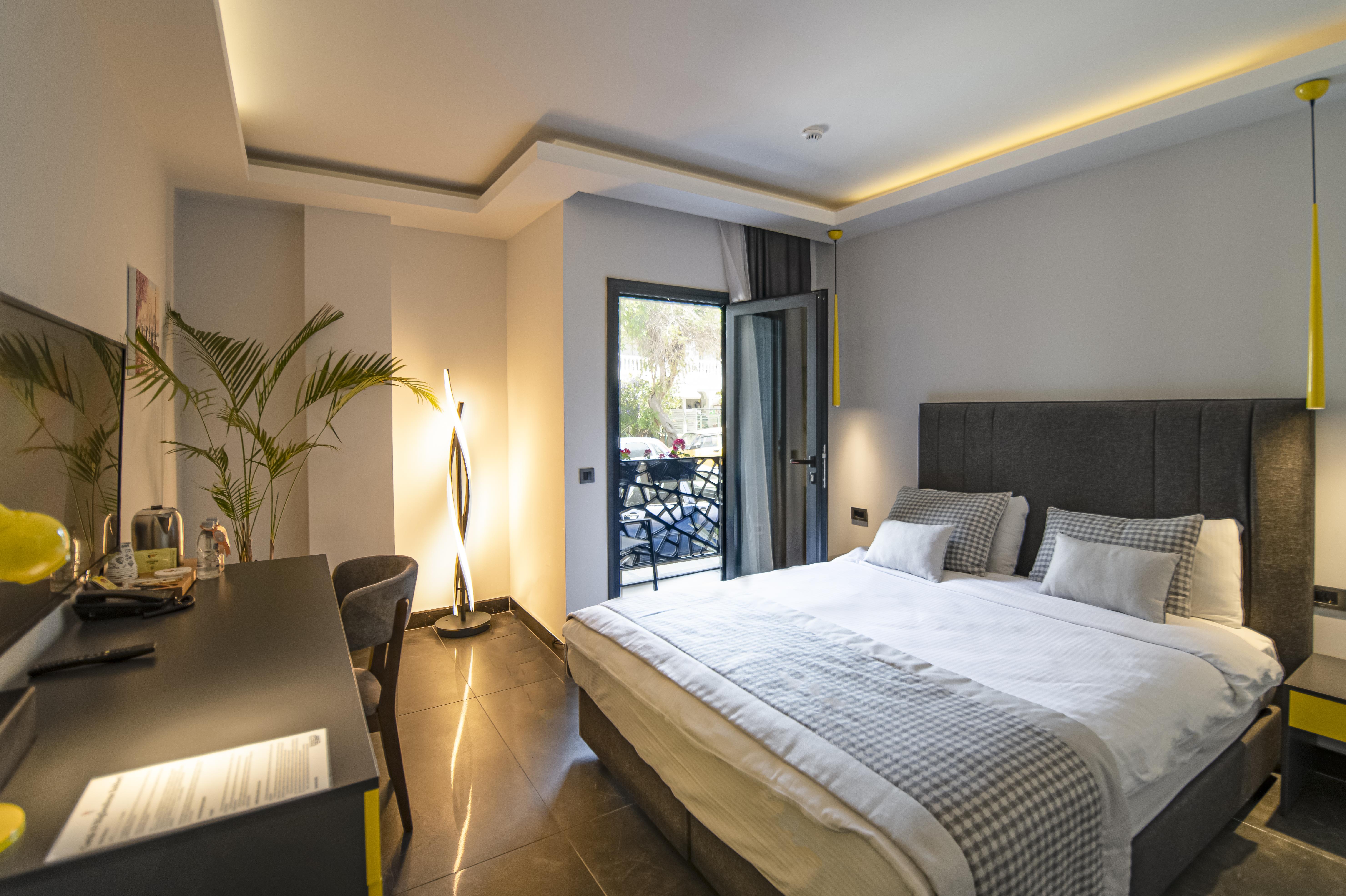 En az 2 yetişkin, En fazla 3 yetişkin.