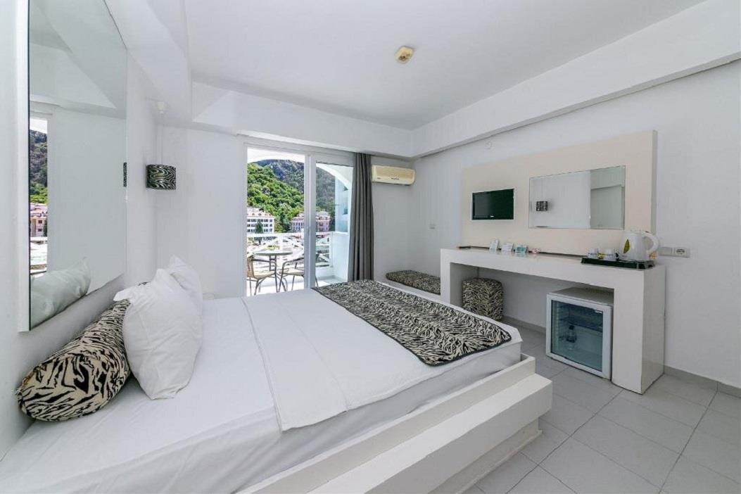 En fazla 3 yetişkin.