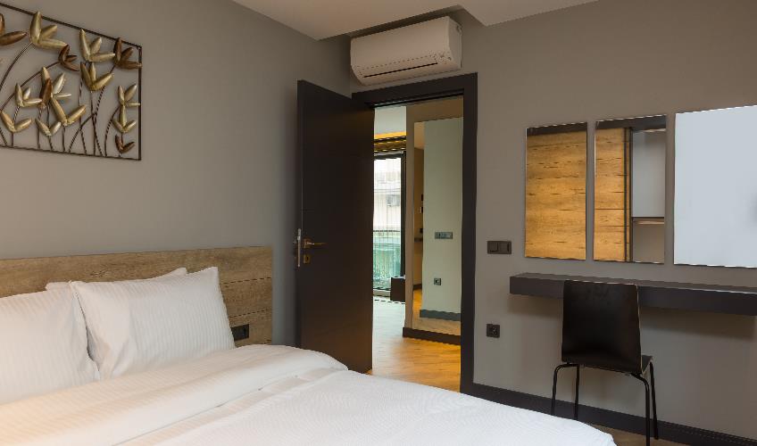 En fazla 3 yetişkin + 1 çocuk + 1 bebek (0-2 yaş) veya 2 yetişkin + 1 çocuk + 1 bebek (0-2 yaş).