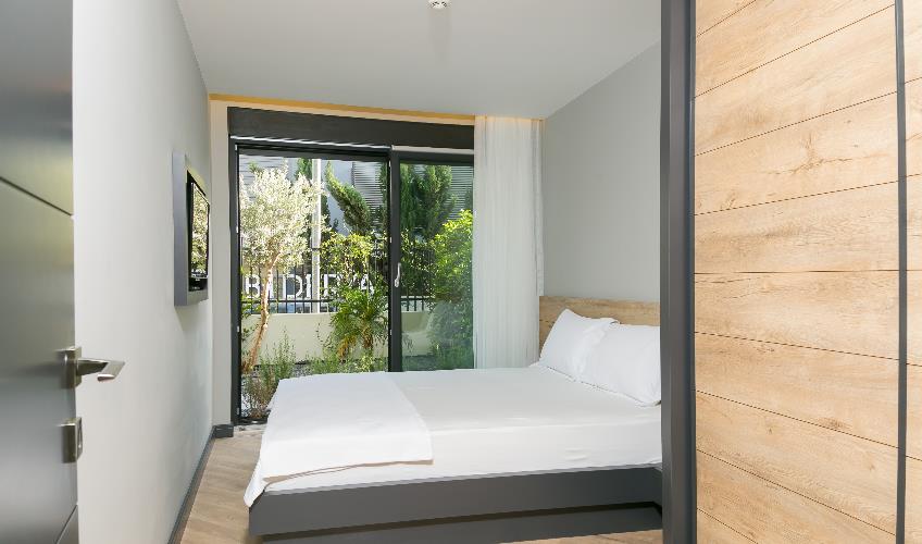 En fazla 3 yetişkin + 1 çocuk + 1 bebek (0-2 yaş) veya 2 yetişkin + 1 çocuk + 1 bebek (0-2 yaş).