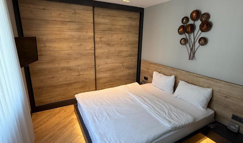 En fazla 3 yetişkin + 1 çocuk + 1 bebek (0-2 yaş) veya 2 yetişkin + 1 çocuk + 1 bebek (0-2 yaş).