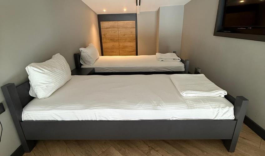 En fazla 4 yetişkin + 1 çocuk + 1 bebek (0-2 yaş) veya 3 yetişkin + 1 çocuk + 1 bebek (0-2 yaş).