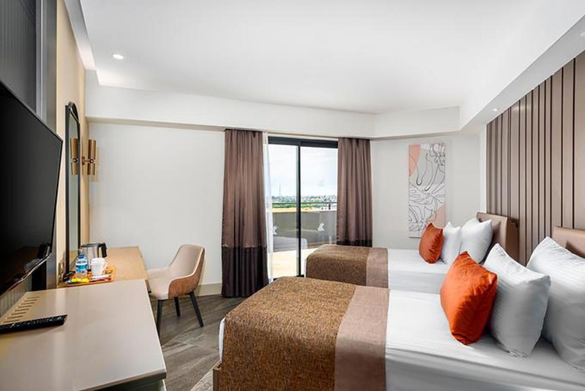 En az 2 yetişkin, En fazla 3 yetişkin + 1 çocuk veya 2 yetişkin + 2 çocuk.