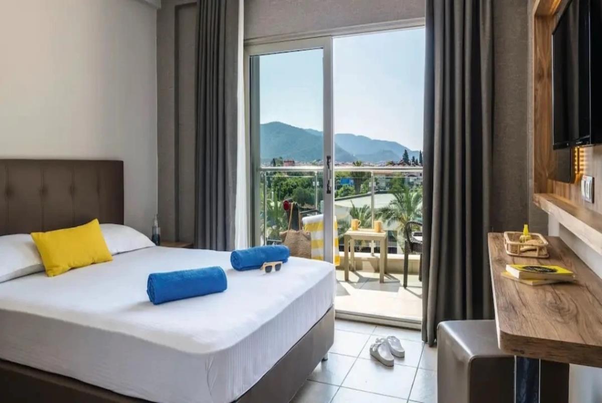 En fazla 2 yetişkin + 1 bebek (0-2 yaş).