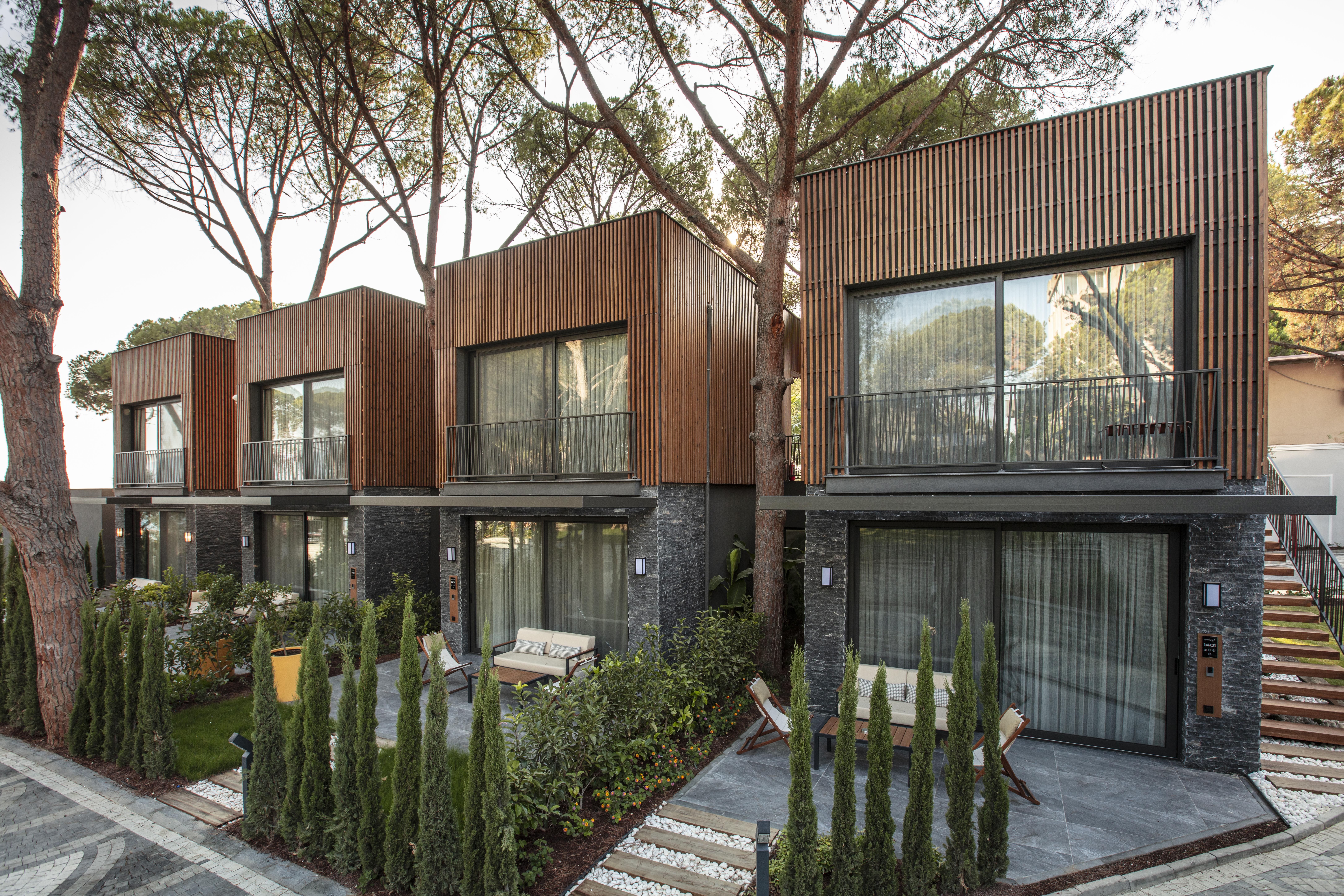 En fazla 2 yetişkin + 1 bebek (0-2 yaş).