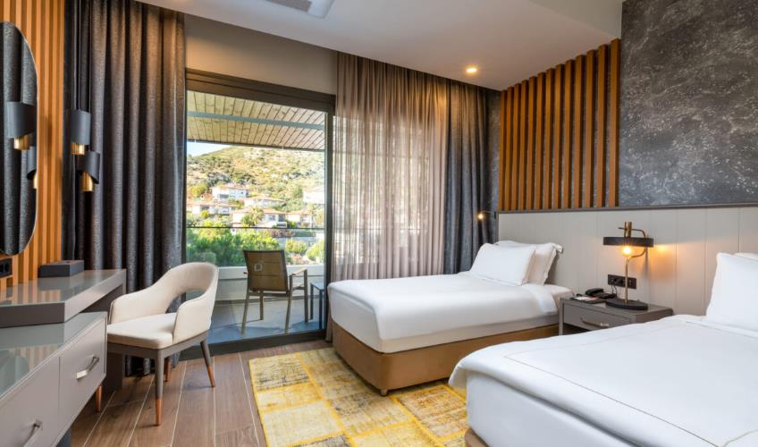 En fazla 2 yetişkin + 1 bebek (0-2 yaş).