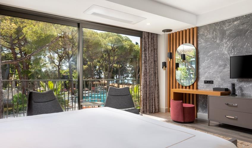 En fazla 3 yetişkin + 1 bebek (0-2 yaş).