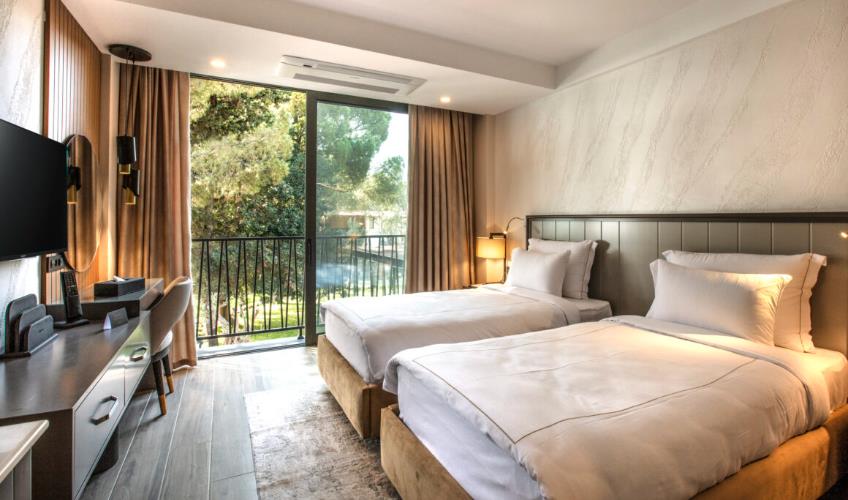 En fazla 2 yetişkin + 1 bebek (0-2 yaş).