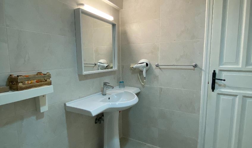 En az 3 yetişkin, En fazla 4 yetişkin + 1 bebek (0-2 yaş).