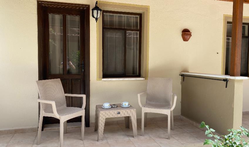 En fazla 2 yetişkin + 1 bebek (0-2 yaş).