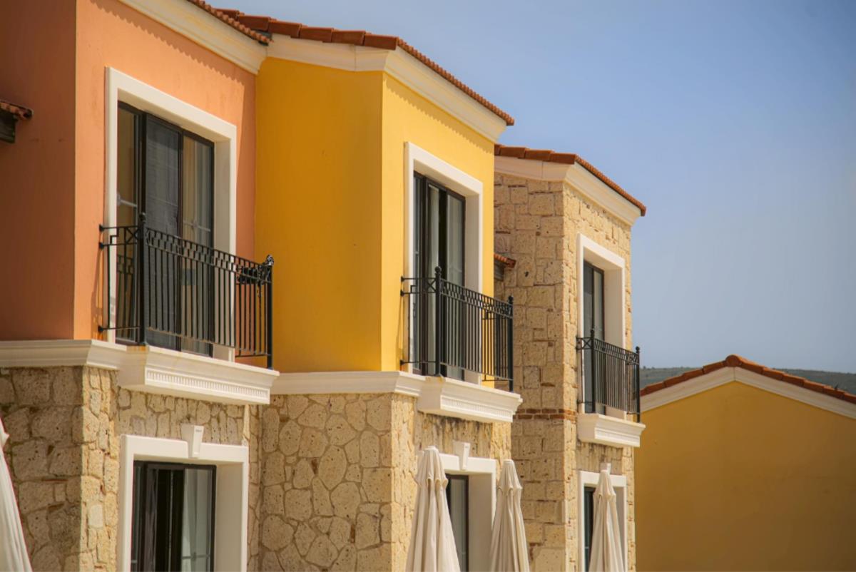 En fazla 3 yetişkin veya 2 yetişkin + 1 çocuk.