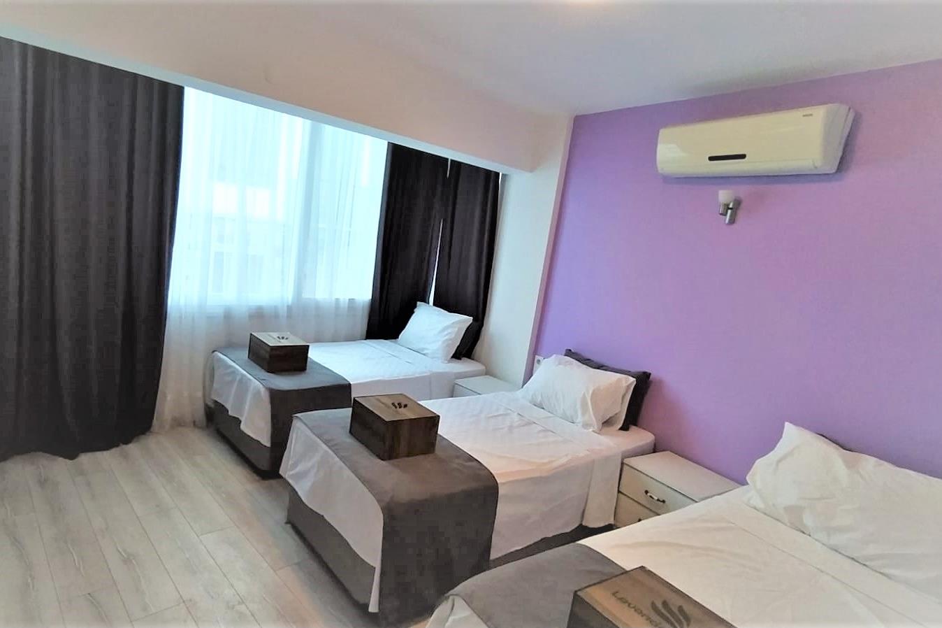 En fazla 3 yetişkin.