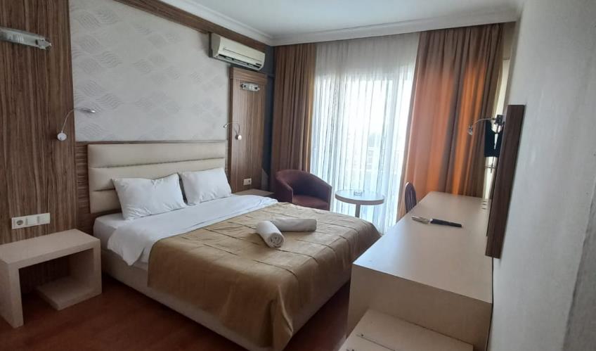 En fazla 3 yetişkin + 1 bebek (0-2 yaş) veya 2 yetişkin + 1 çocuk + 1 bebek (0-2 yaş).