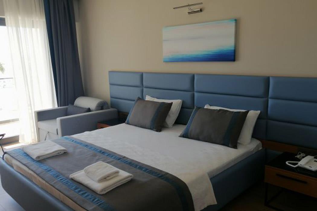 En fazla 2 yetişkin + 1 çocuk + 1 bebek (0-2 yaş) veya 1 yetişkin + 2 çocuk + 1 bebek (0-2 yaş).