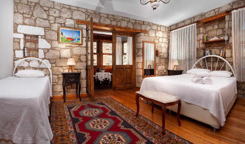 En fazla 3 yetişkin.