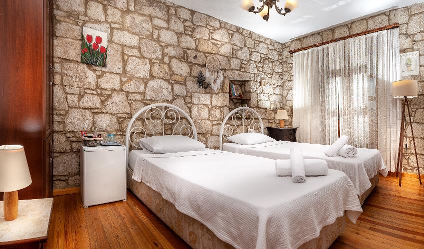 En fazla 2 yetişkin.