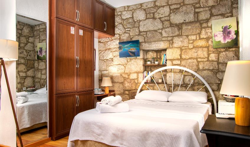 En fazla 3 yetişkin.